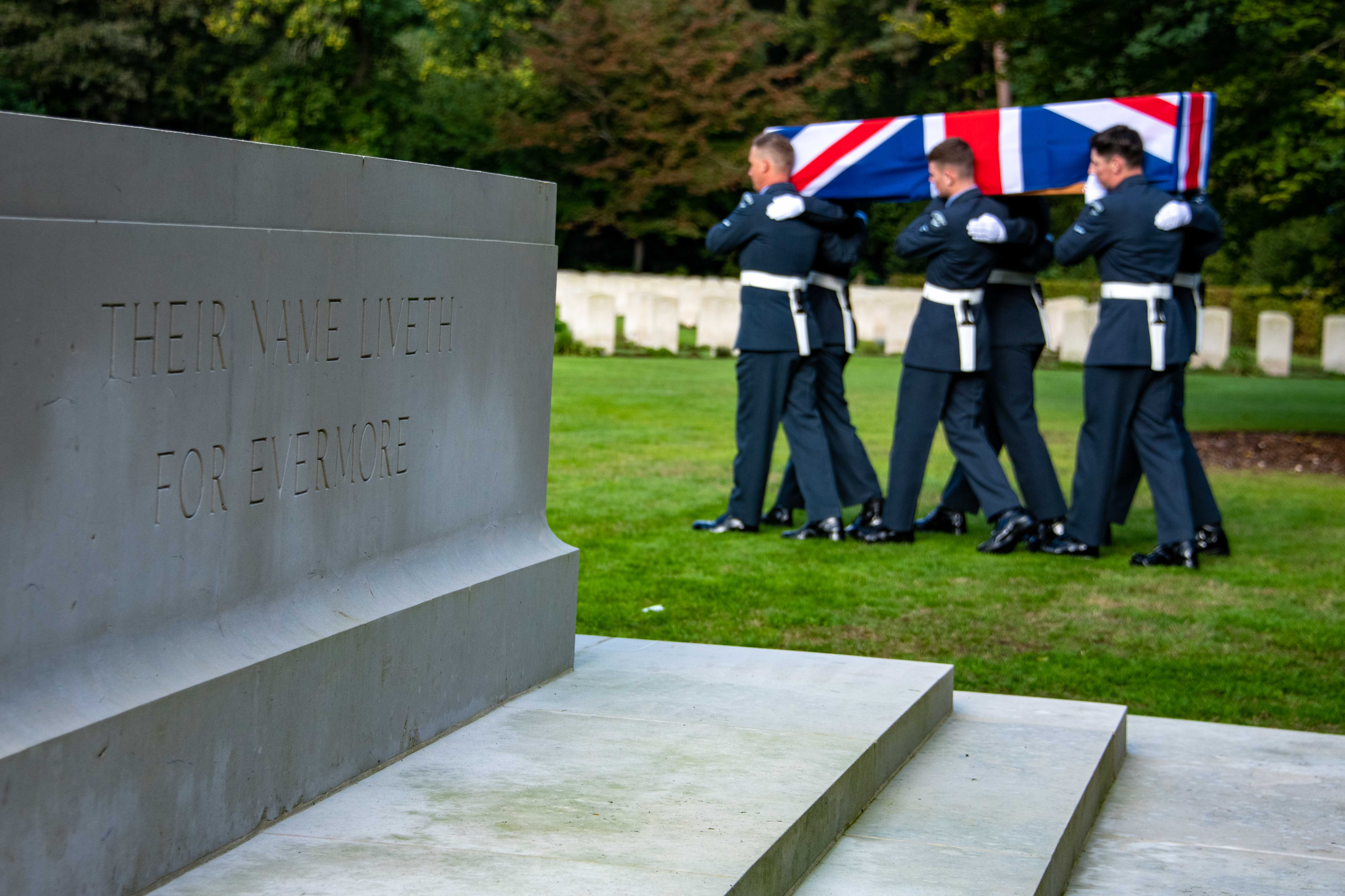 Image of RAF aviators carrying the coffin.